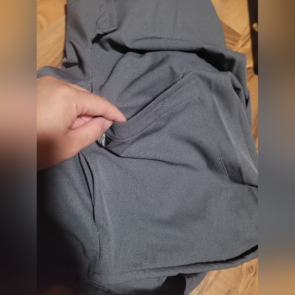 ClimateRight by Cuddl Duds Women's Heather Gray Woven Twill V-Neck Scrub Top - Picture 7 of 8